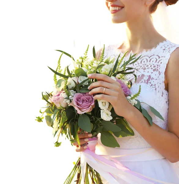 Невеста с красивым букетом — стоковое фото