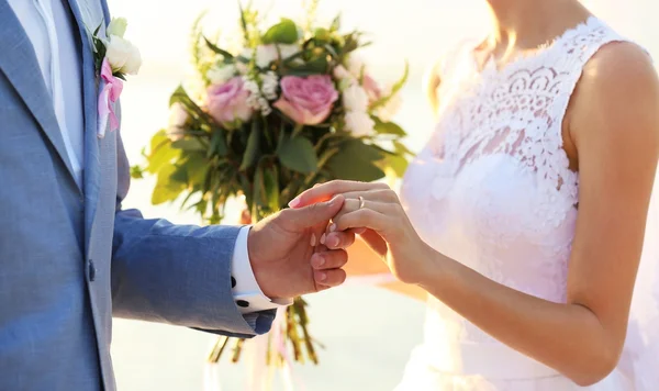 Ženich a nevěsta ruce — Stock fotografie