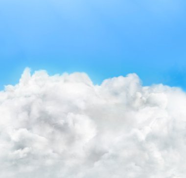 Açık mavi gökyüzünde beyaz bulutlar. 