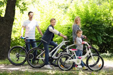Bisiklet park ile mutlu aile