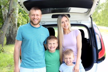 Car yakınındaki güzel aile