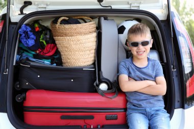 Arabada oturan sevimli küçük çocuk 