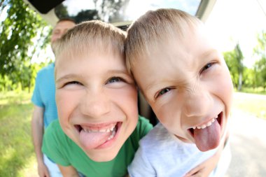 Komik çocuğu kameraya bakıyor