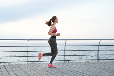 çalışan genç bir kadın  