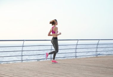 çalışan genç bir kadın  