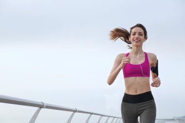 çalışan genç bir kadın  