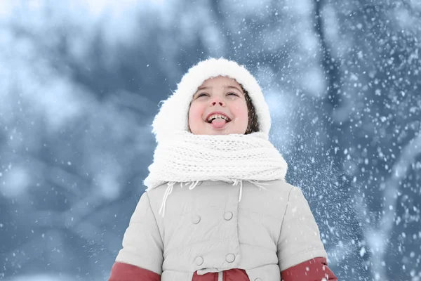 Leuk meisje buiten in de winter. — Stockfoto