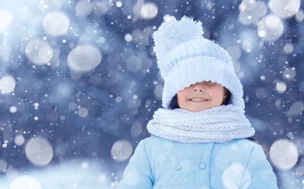 Mignonne fille en plein air en hiver . — Photo