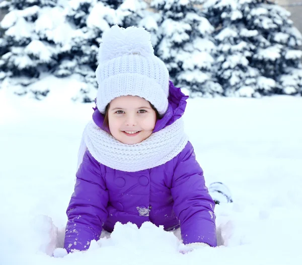 Roztomilá dívka venkovní v zimě. — Stock fotografie