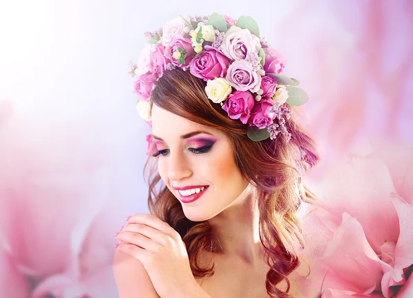 Kvinnan bär blommor pannband — Stockfoto