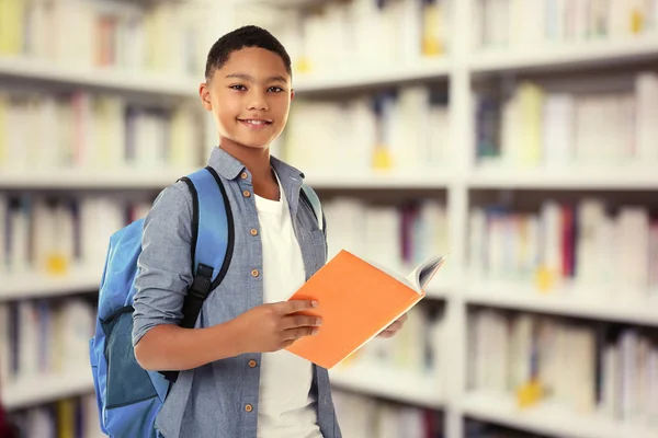 Schattige jongen met rugzak — Stockfoto