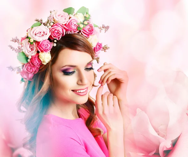 Woman wearing floral headband — Stock Photo, Image