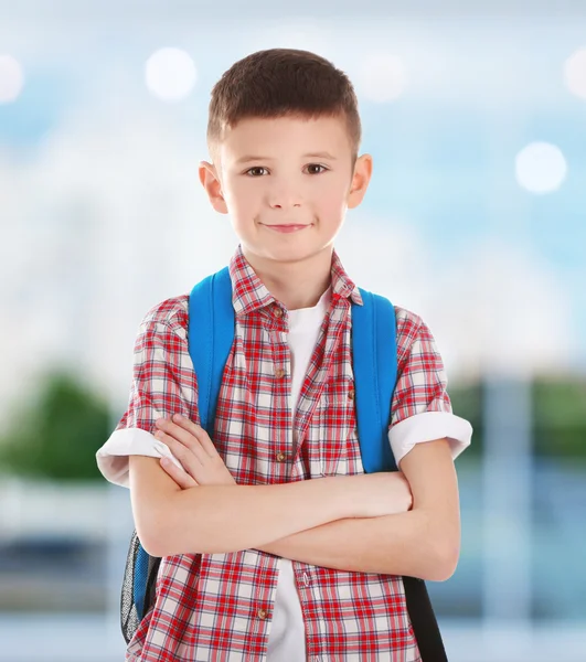 Søt Gutt Med Ryggsekk Utydelig Bakgrunn Utdanningsbegrep – stockfoto