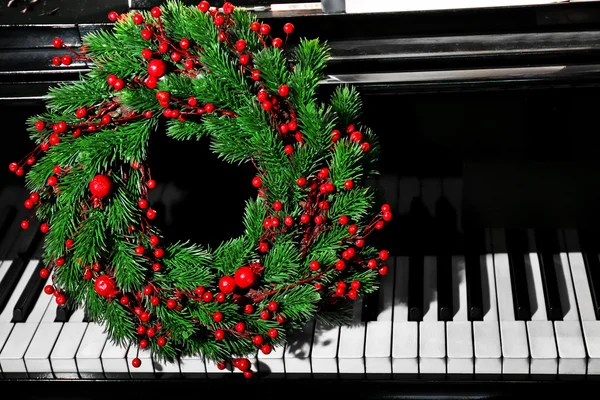 Piano com decorações de Natal — Fotografia de Stock