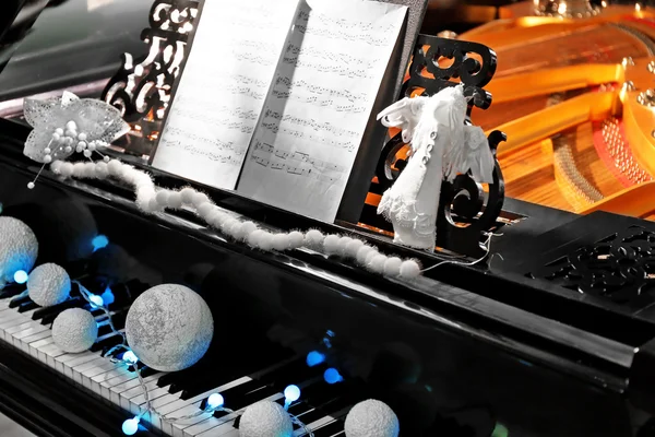 Teclas de piano com decorações de Natal — Fotografia de Stock
