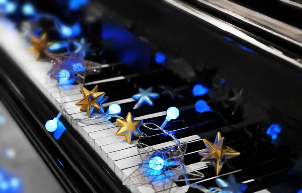 Noel süslemeleri ile piyano tuşları — Stok fotoğraf