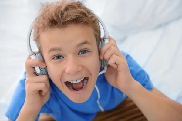 Junge hört Musik — Stockfoto