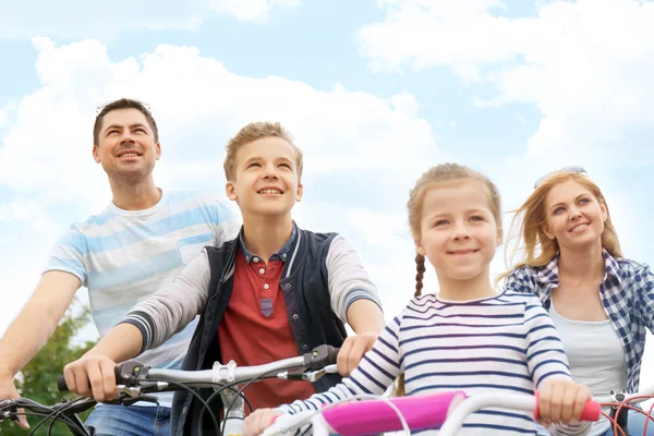 Bonne famille en vélo — Photo