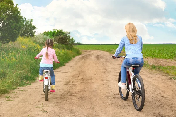 Madre Con Hija Montando Bicicletas Camino Del Campo —  Fotos de Stock