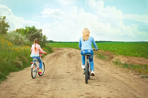 Mor Med Dotter Ridning Cyklar Landsväg — Stockfoto