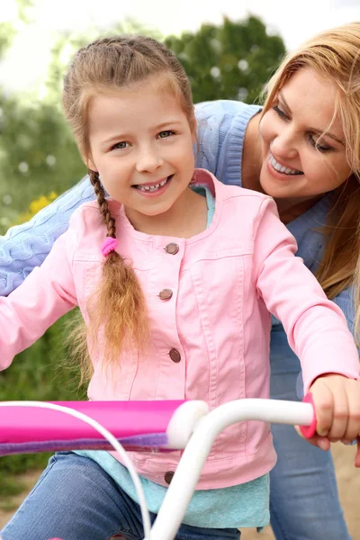 Mother Teaching Daughter Ride Bike Country Road — Stock Photo, Image