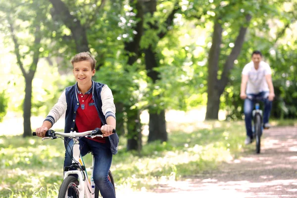 Lindo Chico Con Padre Bicicleta Paseo Parque —  Fotos de Stock