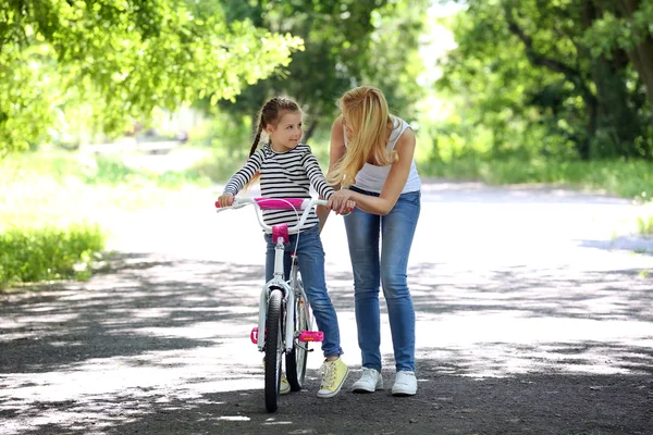 Mãe Ensinando Filha Andar Bicicleta Parque — Fotografia de Stock