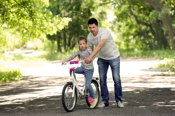 Córka Ojca Nauczania Jeździć Rowerze Parku — Zdjęcie stockowe