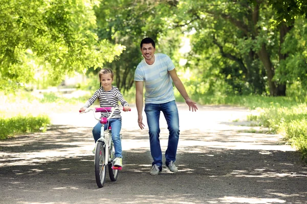 Padre Enseñando Bicicleta Hija Paseo Parque —  Fotos de Stock