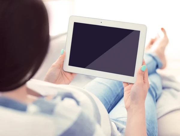 Pregnant woman with tablet — Stock Photo, Image