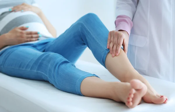 Femme avec médecin à l'hôpital — Photo