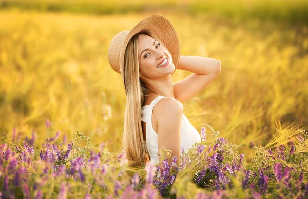 Mulher bonita no campo — Fotografia de Stock