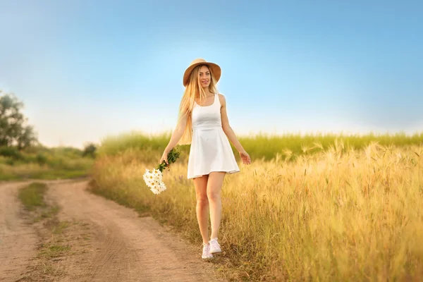 Mulher bonita no campo — Fotografia de Stock