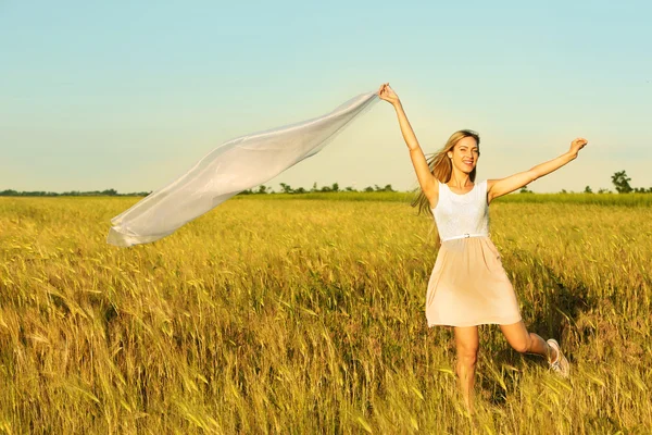 Mooie vrouw in veld — Stockfoto