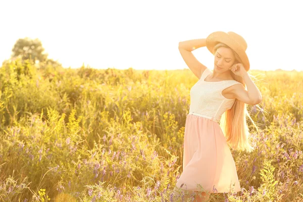 Mooie vrouw in veld — Stockfoto