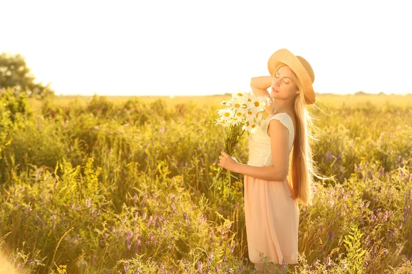 Mulher bonita no campo — Fotografia de Stock