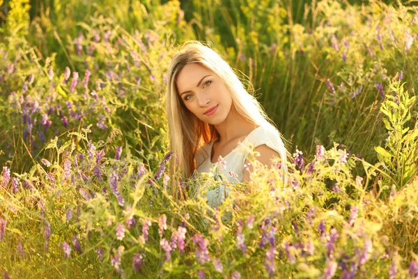 Mooie vrouw in veld — Stockfoto