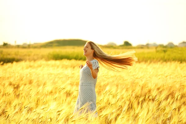 Vacker kvinna i fältet — Stockfoto