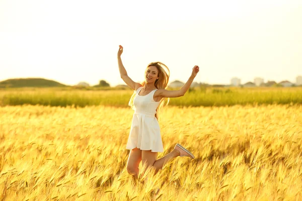 Mooie vrouw in veld — Stockfoto