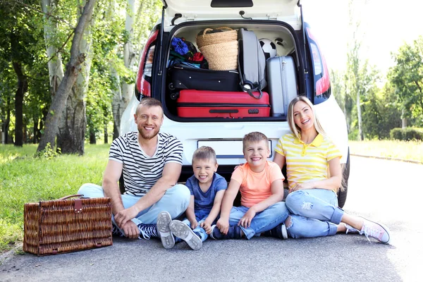 Família bonita perto de carro — Fotografia de Stock