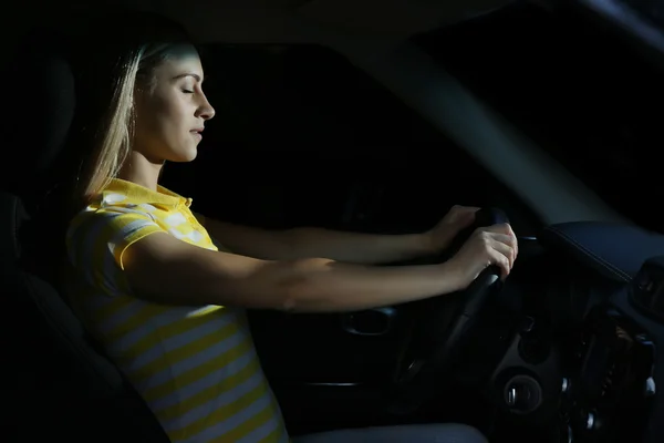 Mujer durmiendo en coche —  Fotos de Stock