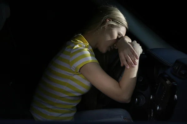 Mujer durmiendo en coche —  Fotos de Stock