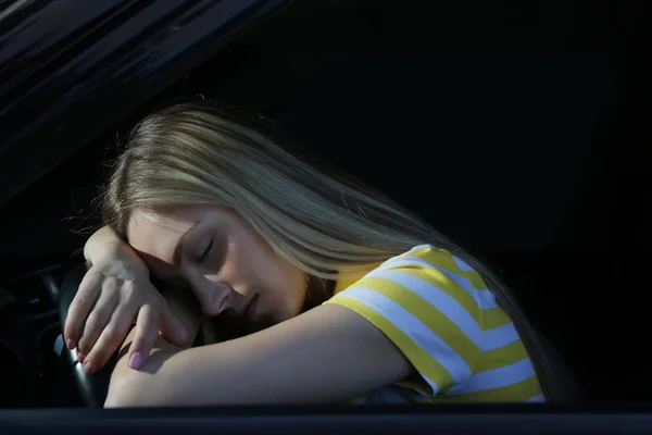 Женщина засыпает в машине — стоковое фото