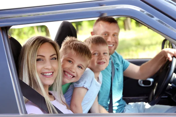 Vacker familj i bil — Stockfoto