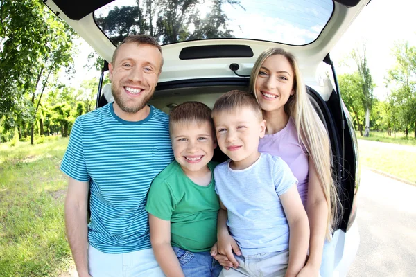 Família bonita perto de carro — Fotografia de Stock