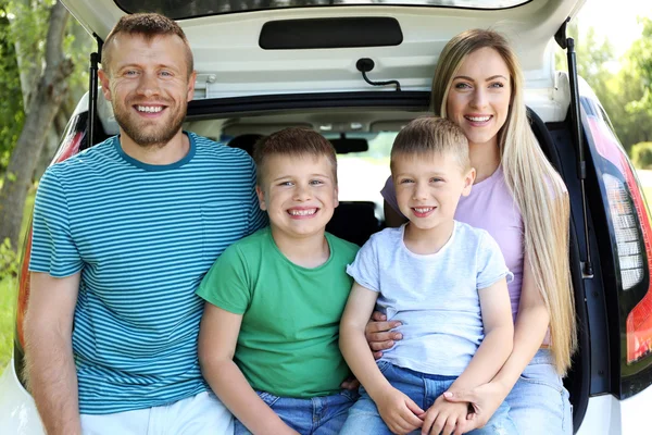 Krásná rodina poblíž vozu — Stock fotografie