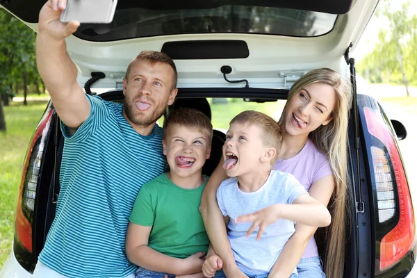 Prachtige familie nemen selfie — Stockfoto