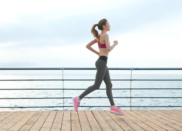 Mujer joven corriendo — Foto de Stock