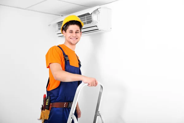 Techniker repariert Klimaanlage — Stockfoto