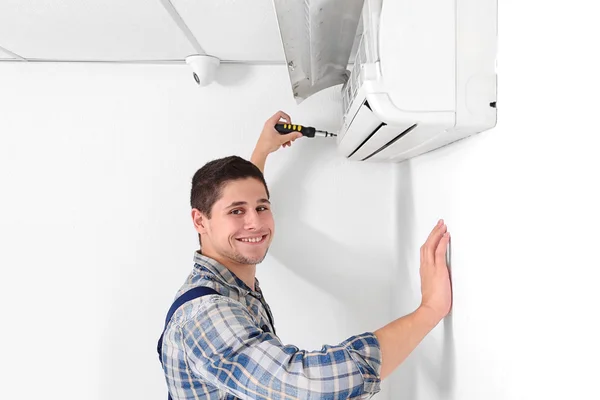 Technician repairing air conditioner — Stock Photo, Image